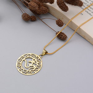 Pendentif Om plaqué or, symbole religieux hindou, bijoux de mode unisexe en alliage, design rond en filigrane - Product Image 4