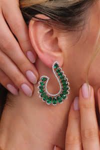 Elegantes Pendientes Colgantes Hechos a Mano con Esmeraldas y Diamantes Cultivados en Laboratorio, con Detalles Brillantes, Perfectos para Looks Formales e Informales, de la India - Product Image 3