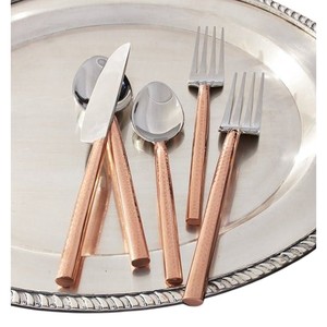 Ensemble de couverts en acier inoxydable durable de luxe avec finition dorée et poignée noire moderne pour la maison et la restauration - Product Image 4