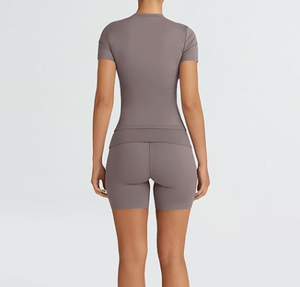 Conjunto de dos piezas para mujer, informal, bordado, de color sólido, de secado rápido, transpirable, de algodón, para fitness, camiseta y pantalones cortos. - Product Image 2