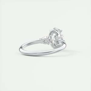 Anillo de compromiso de tres piedras con centro ovalado de 2.25 ct y piedras laterales en forma de pera, en oro blanco de 14K, cultivado en laboratorio. - Product Image 3