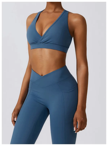 Conjunto de ropa de yoga personalizada hecha con tela elástica transpirable, ideal para entrenamientos en el gimnasio, sesiones de yoga y estilos de vida activos diarios. - Product Image 2