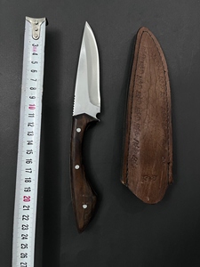 Couteau de chasse et de camping à lame fixe en acier forgé, lame partiellement dentelée, manche en bois, étui en cuir, durable - Product Image 3