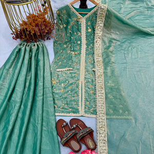 Lancement d'un nouveau look de soirée de créateur Pur Fendy : ensemble haut en soie, pantalon palazzo et dupatta - Product Image 1