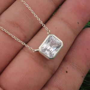 Collar con Colgante Solitario de Circonia Cúbica con Corte Esmeralda, Plata de Ley 925, Diseño Rectangular Elegante y Clásico - Product Image 1