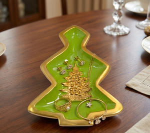 Plateau en aluminium en forme de sapin de Noël festif, émaillé en vert émeraude avec élégants accents dorés pour la décoration des fêtes - Product Image 3