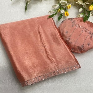 Sari de Seda Chinon Premium VASTRA COTTAGE con Exquisito Trabajo de Pedrería Zharkan y Blusa de Diseñador Bordada - Product Image 5