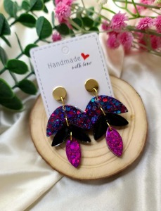 Boucles d'oreilles en résine faites à la main avec un design coloré et moucheté, bijoux tendance pour femmes - Product Image 5
