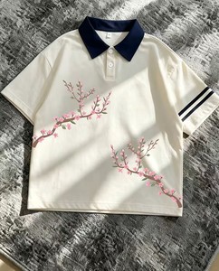 เสื้อโปโลผู้ชายสีขาวพิมพ์ลายดอกเชอร์รี่คอสีเขียวแขนสั้นสไตล์ลำลองสำหรับฤดูร้อน - Product Image 5