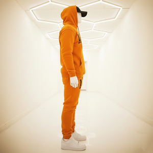 Ensemble de survêtement d'hiver orange personnalisé avec lettres imprimées en relief, sweat à capuche et pantalon de jogging assorti, streetwear décontracté respirant pour homme 100% - Product Image 3