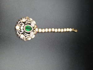 Élégante épingle à cheveux argentée pour femme avec pierres vertes et strass, écologique et faite à la main, pour accessoires de coiffure de mariage - Product Image 1