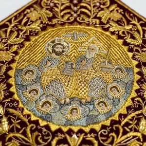 Decoración de Iglesia Bordada con la Sagrada Trinidad en Terciopelo con Borlas Doradas - Product Image 3
