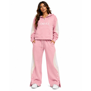 Ensemble de survêtement tendance pour femme avec sweat à capuche à motif personnalisé et pantalon cargo à panneaux incurvés et boutons-pression – Vente en gros - Product Image 2