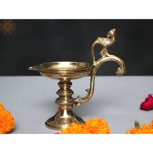 Lampes et accessoires à huile Diya à poignée de perroquet en laiton de 6 pouces fabriqués à la main en Inde - Product Image 3
