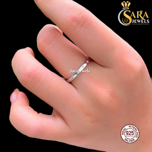 Anillo de eternidad de acero inoxidable chapado en rodio de Sara Jewels con piedras redondas de circonia cúbica creada en laboratorio para compromiso. - Product Image 4