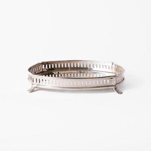 Elegante Bandeja de Servicio de Metal Pulido con Bordes Perforados y Patas de Garra para Uso Residencial - Product Image 1
