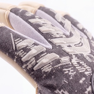 Guantes de portero de fútbol profesional de cuero con logotipo personalizado al por mayor 2025-26 transpirables de alta calidad antideslizantes impermeables - Product Image 6