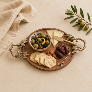 Plateau de service rond artisanal en bois d'acacia avec poignées en laiton antique de luxe en forme de branche d'olivier, élégant plateau décoratif pour la maison - Product Image 2