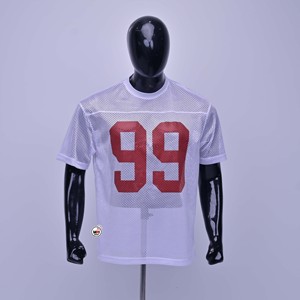 เสื้อยืดลำลองผู้ชายสีขาวคุณภาพพรีเมียม ผ้าตาข่าย แขนสั้น คอกลม พิมพ์ลายสีแดงด้านหน้า ระบายอากาศได้ดี สปอร์ต ทรงปกติ ผ้าถัก ซักแล้ว - Product Image 1