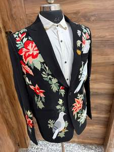 Blazer noir brodé de fleurs et d'oiseaux pour homme – Veste de costume de créateur pour mariage et soirée - Product Image 4