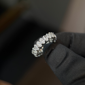 Anillo de Eternidad Ovalado de Oro Blanco de 14K con Diamantes de 0.20 Ct Cada Uno, Cultivados en Laboratorio, Certificados por IGI, Joyería de Boda Premium - Product Image 1