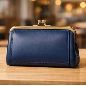 Ce sac fourre-tout vert sauge ressemble à un sac à main en cuir PU, similaire aux modèles des marques de sacs. - Product Image 2