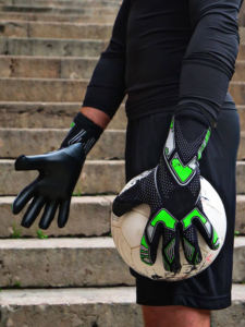 Guantes de Portero de Fútbol Personalizados con Logotipo en Negro y Azul, Guantes Profesionales de Cuero con Logotipo Personalizado y Protección Ajustable para los Dedos - Product Image 6