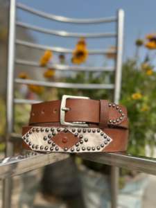 Cinturón de Cuero con Pelo de Vaca y Tachuelas Hecho a Mano Estilo Vintage con Hebilla de Acero Resistente de Primera Calidad - Product Image 3