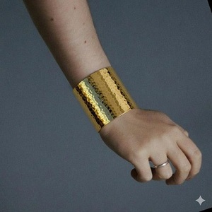 Brazalete Ancho de Metal Chapado en Oro con Acabado Texturizado Rugoso y Bordes Irregulares para el Día de Acción de Gracias por F S International - Product Image 1