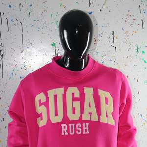 Sudadera SUGAR PINK con cuello alto, 100% algodón, apliques bordados, cuello ancho, hilos finos. - Product Image 3