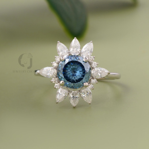 Bague en Moissanite Grise Foncée 2ctw Coupe Portugaise, Style Vintage Flocon de Neige Halo, Or Jaune, Cadeau d'Anniversaire, Fiançailles, Mariage - Product Image 2