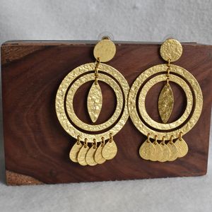 Boucles d'oreilles créoles en laiton avec pierres, finition dorée mate, style meenakari, pour filles et femmes, idéales pour les occasions spéciales. - Product Image 1