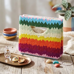 Bolso de mano de cristal con cuentas de arcoíris Chevron, elegante y hecho a mano, para mujer, ideal para la noche, de diseño y estilo. - Product Image 2
