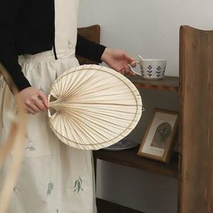 Abanico de mano ligero de bambú diseñado para reuniones y fiestas elegantes de verano - Product Image 2