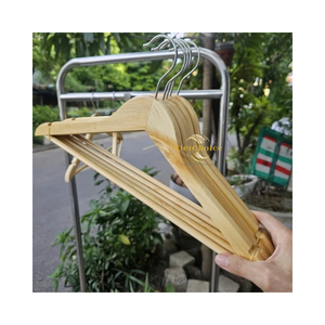 Perchas de madera VietChoice con ganchos cromados, diseño minimalista para uso en armarios, organizador de ropa de madera maciza antideslizante - Product Image 4