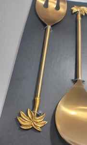 Ensemble de 2 saladiers en acier inoxydable avec finition laiton antique et motif de feuilles de laiton sur la extrémité d'une poignée - Product Image 2