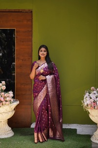 Sari Tradicional Indio de Seda Banarasi con Trabajo de Tejido Zari para Bodas y Eventos Festivos, Atuendo para Mujer - Product Image 5