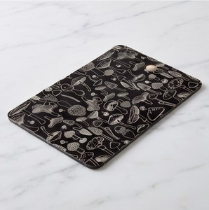 Planche à découper rectangulaire à motif de champignons noirs avec trou de suspension - Product Image 2