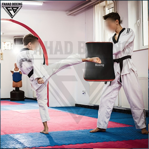 Bouclier de combat en cuir PU noir et rouge avec poignée antidérapante, cible de boxe en PVC pour l'entraînement aux arts martiaux - Product Image 4
