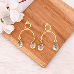 Boucles d'oreilles élégantes en quartz cristal plaqué or, bijoux en laiton faits à la main avec sertissage clos pour femme - Product Image 2