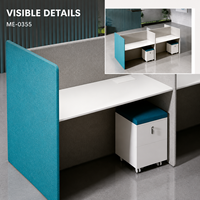 Poste de travail moderne pour 2 personnes avec panneaux d'intimité élevés, plans de travail blancs, meubles de rangement mobiles, bureaux à aménagement ouvert