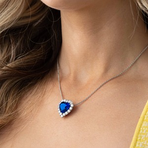 Collier de haute joaillerie en or blanc 14 carats avec saphir bleu en forme de cœur de 11,86 ct, diamants de laboratoire sertis à griffes, certifié IGI - Product Image 5