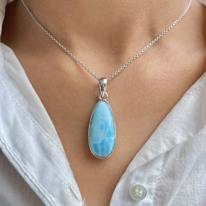 Pendentif artisanal en larimar plaqué or, en argent sterling 925, cabochon ovale, bijou en cristal de guérison, pierre précieuse dominicaine, cadeau unisexe - Product Image 3