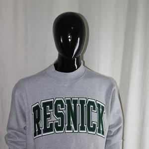 เสื้อสเวตเชิ้ตคอเต่า RESNICK สีเทาอมชมพู ผ้าฝ้าย 100% สีเขียวฮันเตอร์ ปักลายแบบ Applique คอเสื้อกว้าง ด้ายคุณภาพดี - Product Image 3
