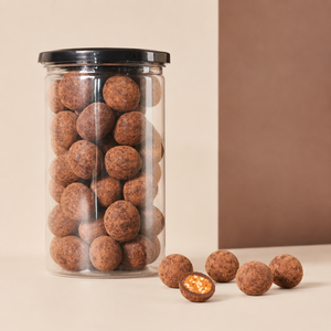 Caramelos cubiertos de chocolate con leche y nueces de la India, ideales para sets de regalo corporativos en cajas personalizadas. - Product Image 1