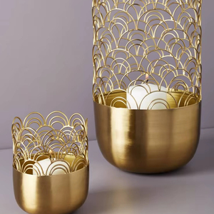 Support à bougie moderne en métal, minimaliste et décoratif, pour décoration intérieure contemporaine - Product Image 1