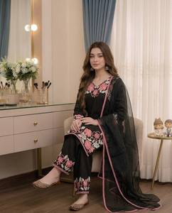 Ensemble Salwar Kameez Blanc Moderne Brodé Floral Extensible pour Femme – Tenue Ethnique avec Kurta Droite et Palazzo pour Fêtes et Mariages - Product Image 5