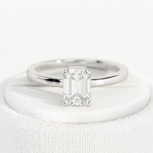 Anillo de Compromiso con Diamante Cultivado en Laboratorio, Corte Esmeralda, Halo Oculto, 1 Quilate, Piedras Laterales Brillantes, Oro Sólido de 18K, Certificado IGI, Claridad VVS - Product Image 2