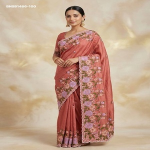 Collection Premium Matka Silk avec broderie multi-fils, motifs Butti dispersés et bordure large à motifs floraux et feuillages - Ensemble Saree pour femme - Product Image 1