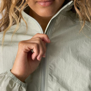 Chaquetas Deportivas Cortas Personalizadas 100% Nailon para Gimnasio, Entrenamiento, Running, Chaquetas Deportivas con Cierre para Mujer - Product Image 4